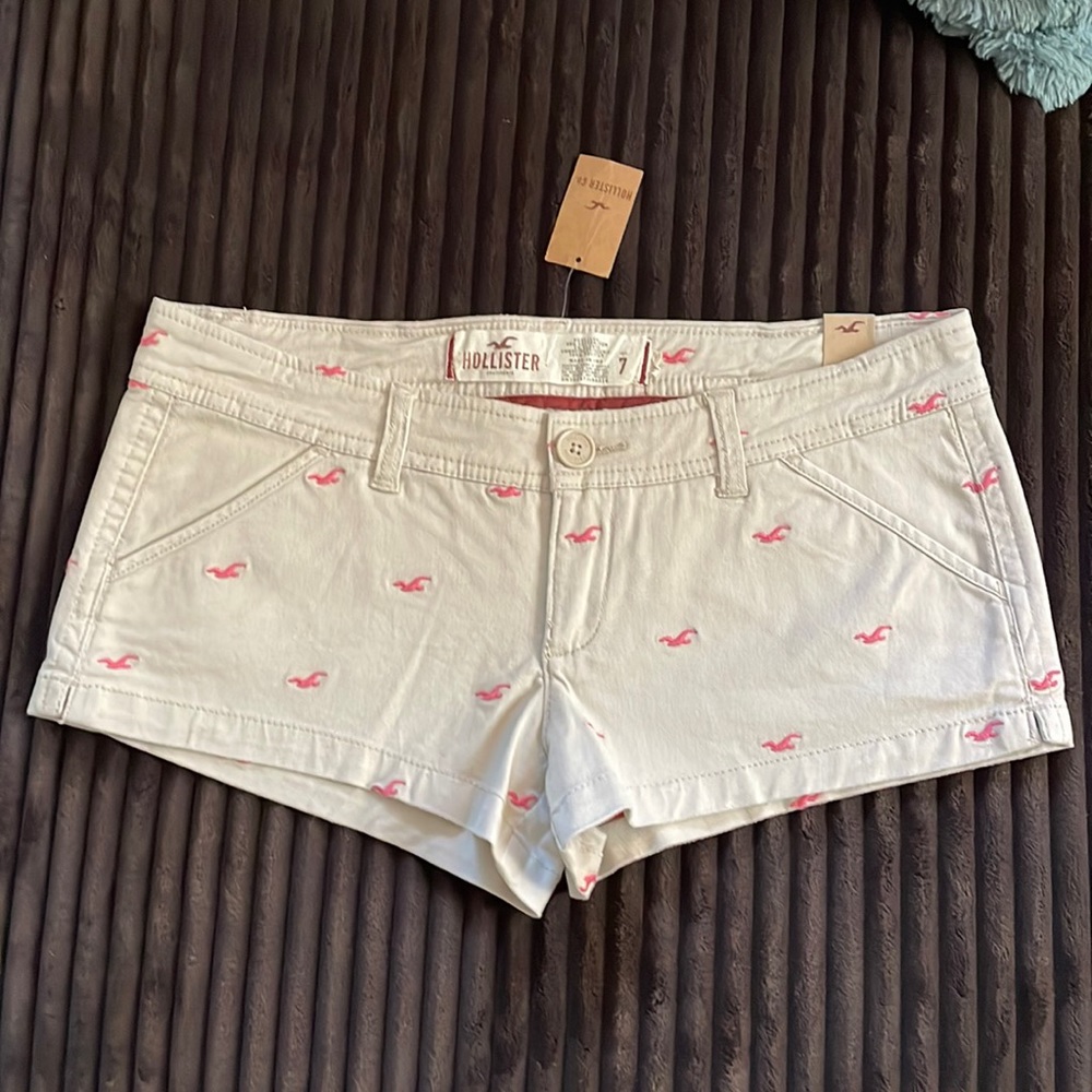 NWT Hollister Betty’s Khaki Shorts with pink Seagulls size 7 28 Waist